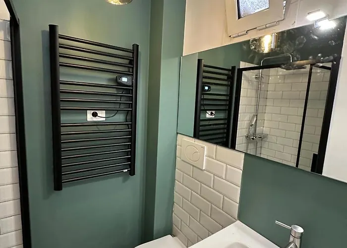 Cozy Monaco Border روكوبرُن كاب مارتي